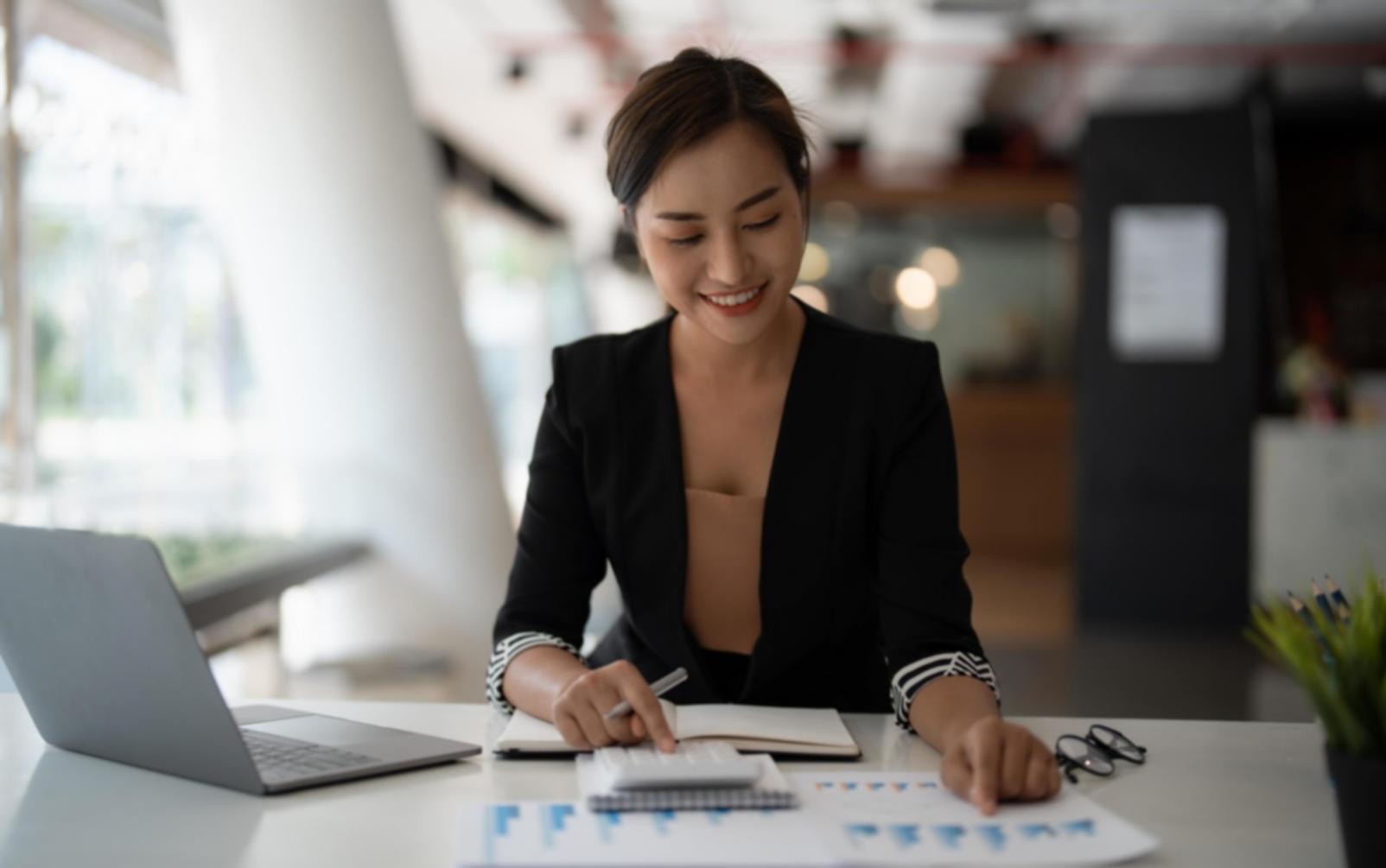 Estudiante revisando material de curso sobre SEO