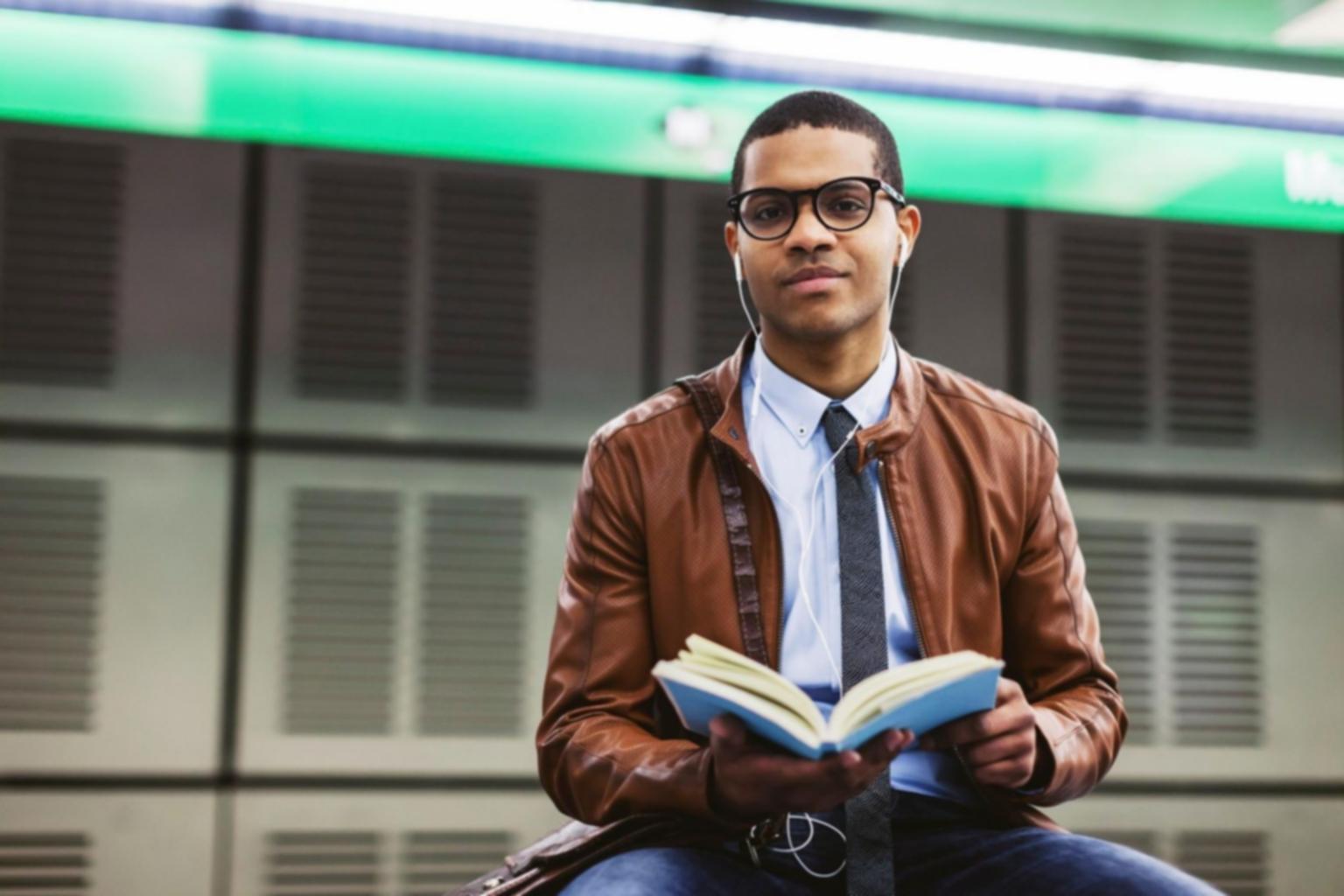 Sesión educativa de análisis SEO con materiales de estudio